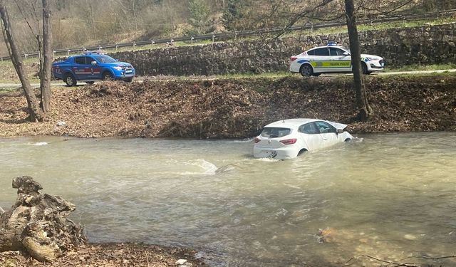 Direksiyon kontrolünü kaybeden sürücü dereye uçtu!