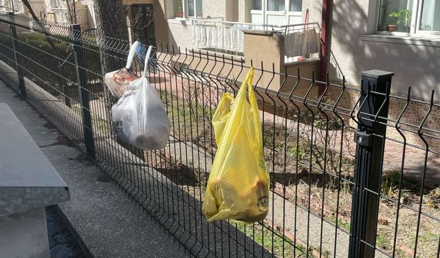 Eskişehir'de korkuluklara asılan çöpler dikkat çekti!