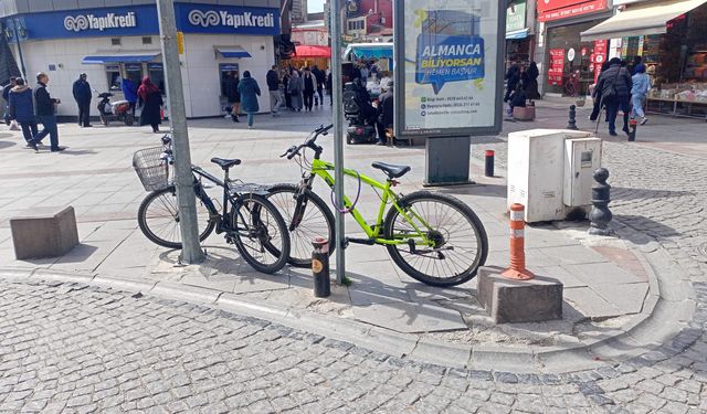 Eskişehir'de bisikletleri direklere bağlamak zorunda kalıyorlar