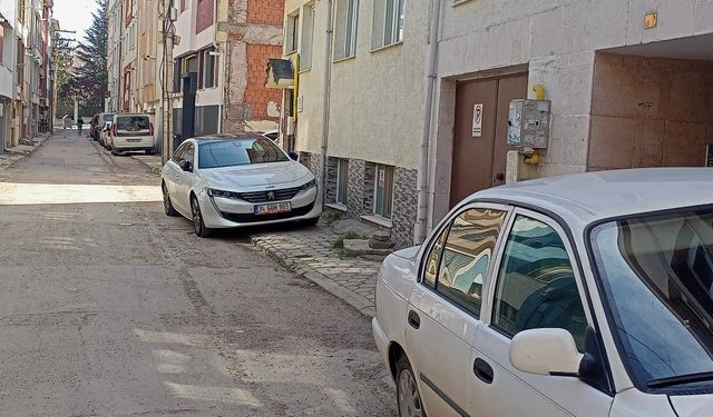 Eskişehir'de dar sokaklarda kaldırımlara park edilen araçlar dikkat çekiyor