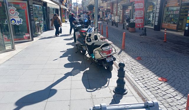 Eskişehir'de motosikletliler kaldırımı işgal ediyor: Yayalar tepkili