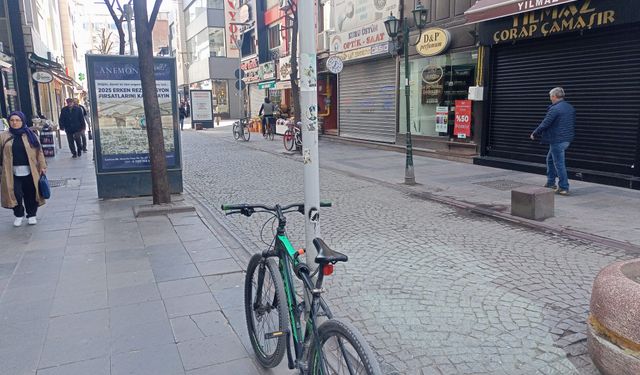 Eskişehir'de bağlanan bisikletler yayaları zorluyor