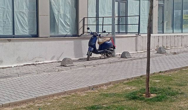 Eskişehir'de kaldırıma park eden motosikletliler yaya geçişini kapatıyor