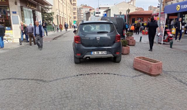 Eskişehir'in tam merkezinde yaya yolunu kapattılar!