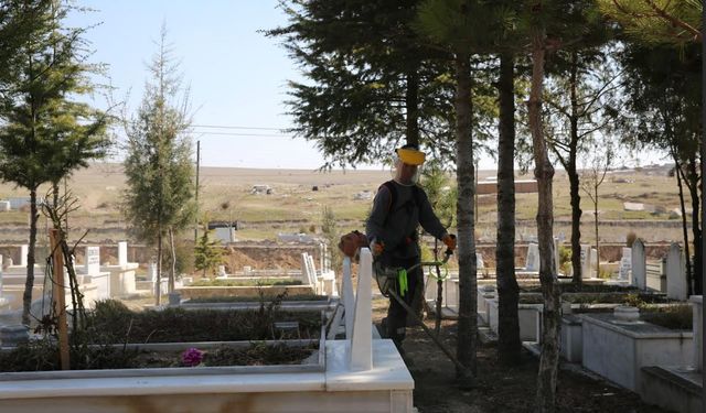 Eskişehir'de bayram öncesi mezarlıkların bakımı yapıldı