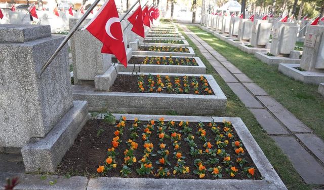 Eskişehir'de 18 Mart öncesi şehit mezarları çiçeklerle donatıldı
