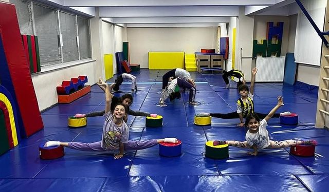 Minik cimnastikçiler büyülüyor
