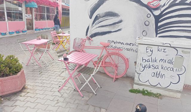 Eskişehir'de kafe masaları geçişi zorluyor