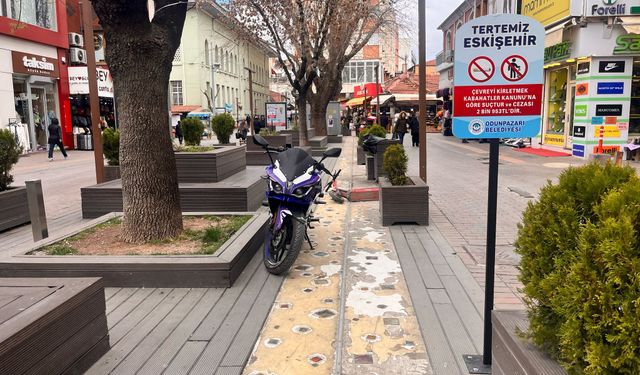 Eskişehir'in merkezinde motosiklet park yasağının ihlal edilmesi tepki çekti