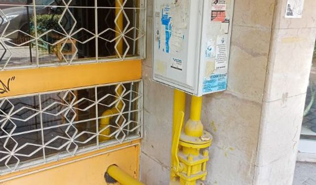 Doğalgaz borusunun kapıdan geçirilmesi dikkat çekti