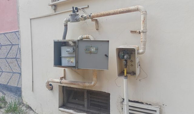 Açık bırakılan doğalgaz panosu tehlike saçıyor