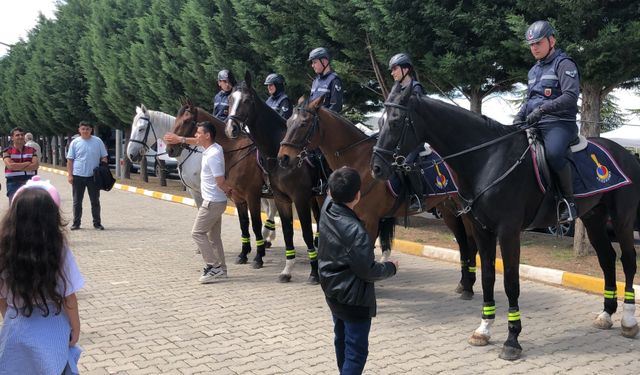 Yunus Emre Türbesi'nde atlı Jandarmalar göz doldurdu