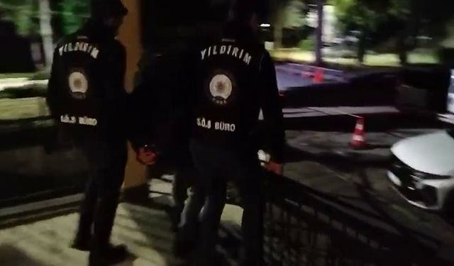 Polis baca deliğinden girip zanlıyı yakaladı!