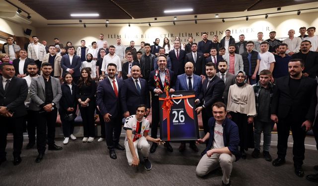 Bakan Bayraktar Eskişehir'de gençlerle buluştu