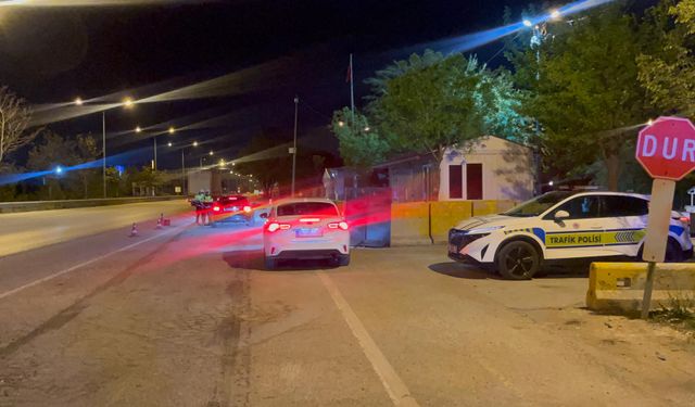 Eskişehir'i birbirine katan kaçak sürücü, polis memuruna çarptı!