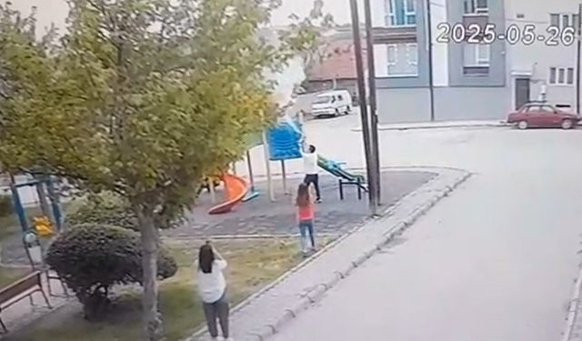 Eskişehir'de çocuk parkındaki büyük panik kamerada!