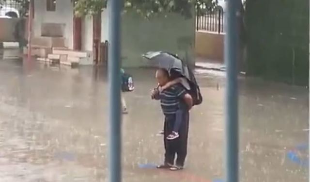 Adana’da ıslanmayı göze aldı, saygıdan vazgeçmedi!