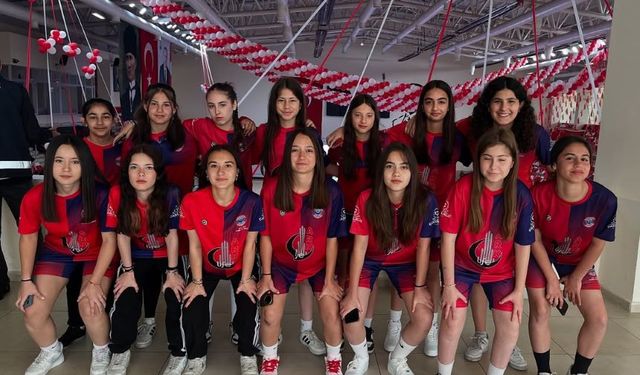 Demirspor’un kızları da kutlamalardaydı