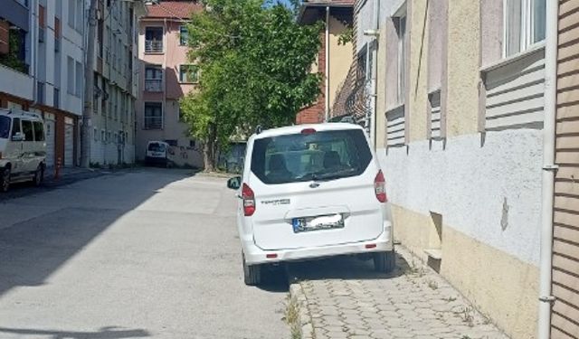 Eskişehir'de aracın park şekli dikkat çekti!
