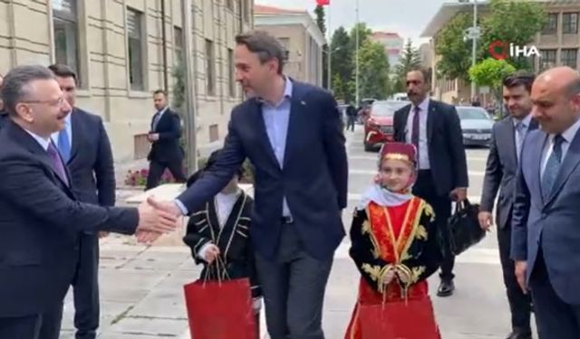 Bakan Bayraktar Eskişehir’de çiçeklerle karşılandı