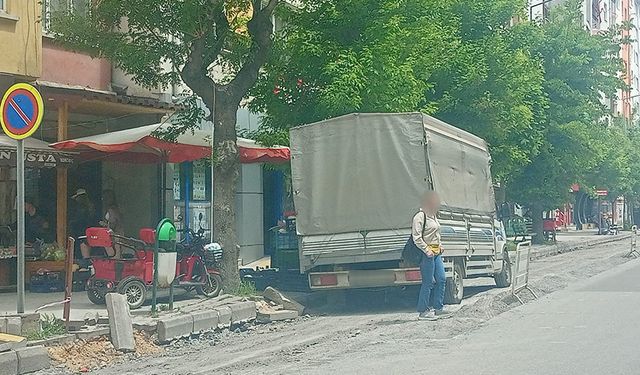 Eskişehir'de kaldırım çalışmasına park edilen araç tepki çekti