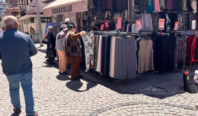 Eskişehir'in en işlek caddesinde ucuzluk kuyruğu