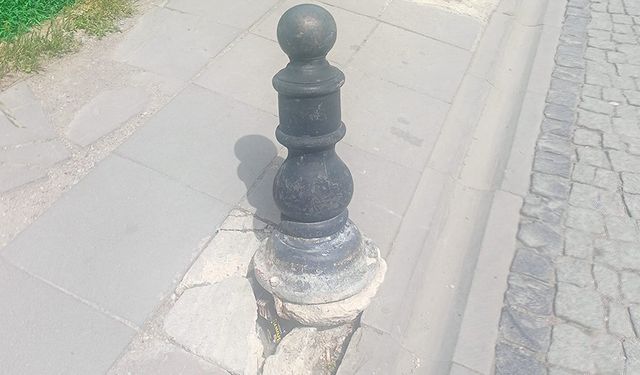 Hamamyolu’nda yerinden çıkan duba tehlike saçıyor
