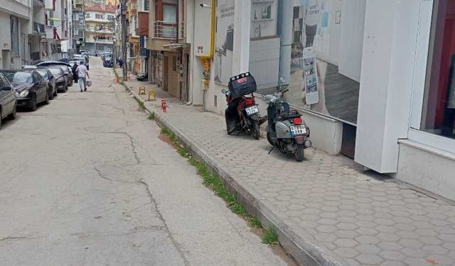 Eskişehir'de kaldırıma park etme alışkanlığı bitmiyor