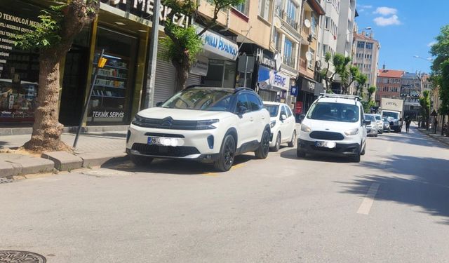 Eskişehir'de sürücülerin çilesi çift sıra park!
