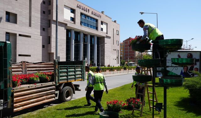 Büyükşehir’den simge caddelere bahar dokunuşu