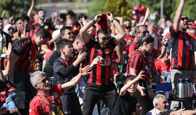 Eskişehirspor'un şampiyonluk kutlamasına ünlü yağmuru