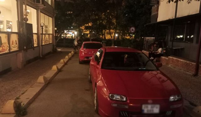 Eskişehir'in göbeğindeki kaldırımlar yine otoparka döndü!