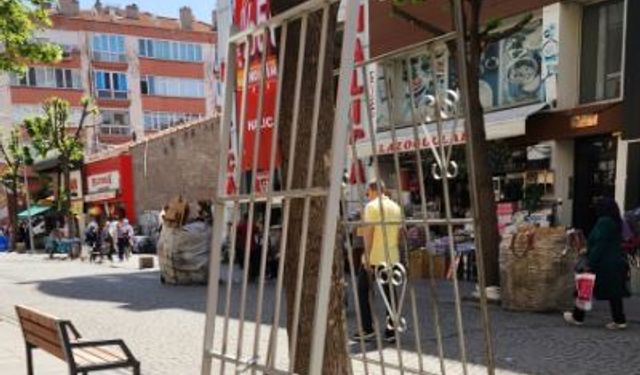 Esnafların demir parmaklıkları kaldırımda tehlike saçıyor