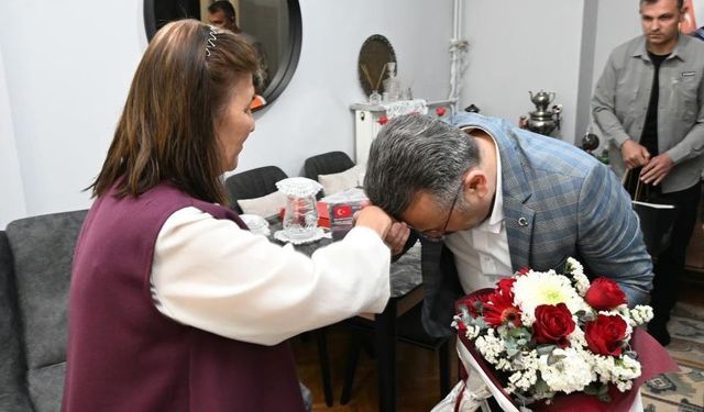 Vali Aksoy’dan şehit annesine anlamlı anneler günü ziyareti
