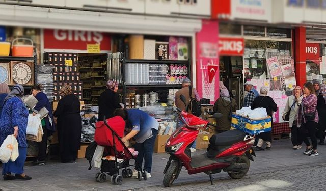 Eskişehir'de uygun fiyatlı alışveriş için akın ettiler