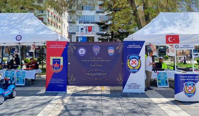 Eskişehir Valiliği önünde trafik güvenliği etkinliği
