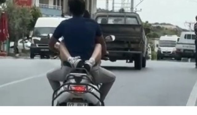 Motosiklet üzerinde böyle yolculuk görülmedi!