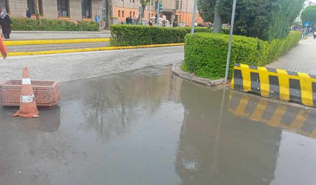 Eskişehir'de etkili olan sağanak meydanı göle çevirdi!