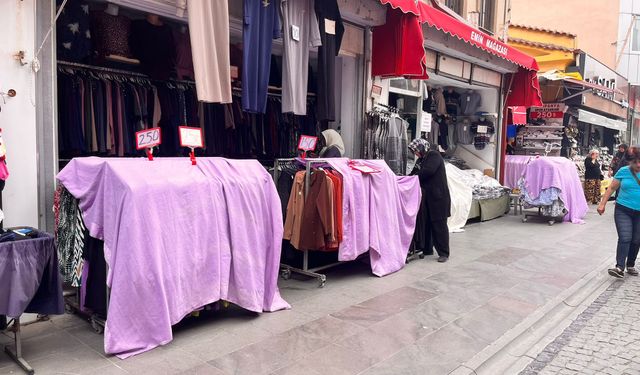 Eskişehir'de güneş yakmaya başladı, esnaf çareyi çarşafla buldu