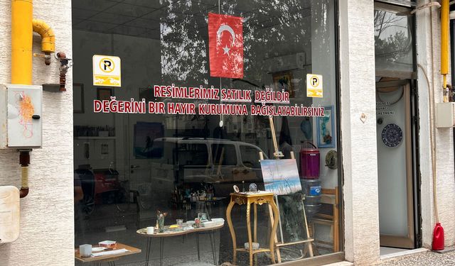 Eskişehir'de bir dükkanın camındaki yazı dikkat çekti