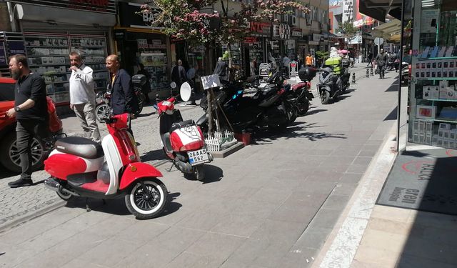 Eskişehir'de yayalara geçecek yol kalmadı!