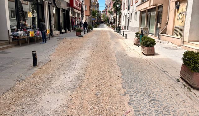Kazı sonrası yol bozuldu, mahalleli tepkili
