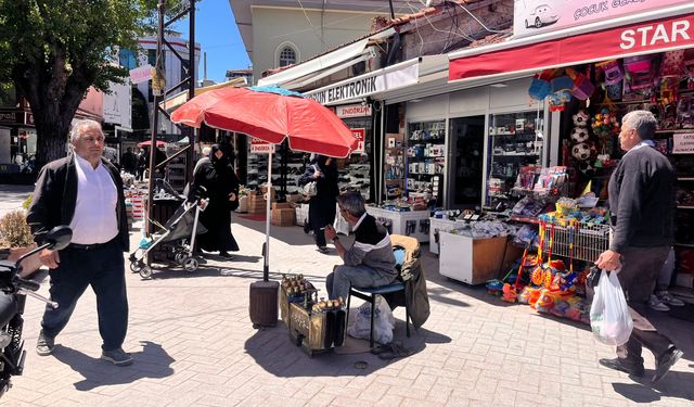 Eskişehir'de sıcaklar arttı: Boyacılar çareyi şemsiyede buldu