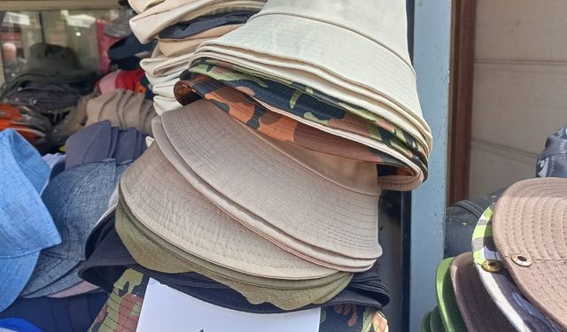 Eskişehir'de yazlık şapkalar satışa sunuldu