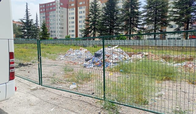 Eskişehir'de boş araziyi atıklarla doldurdular