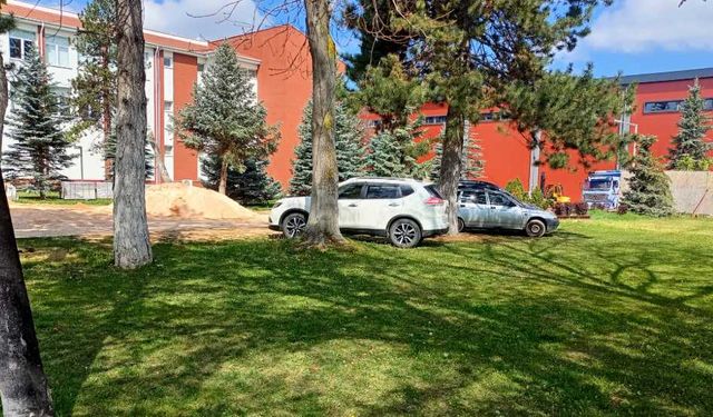 Anadolu Üniversitesi'nin yeşil alanlarına park ihlali