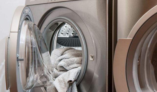 Çamaşır makinesinden yayılan kötü kokuları önlemenin doğal yöntemleri