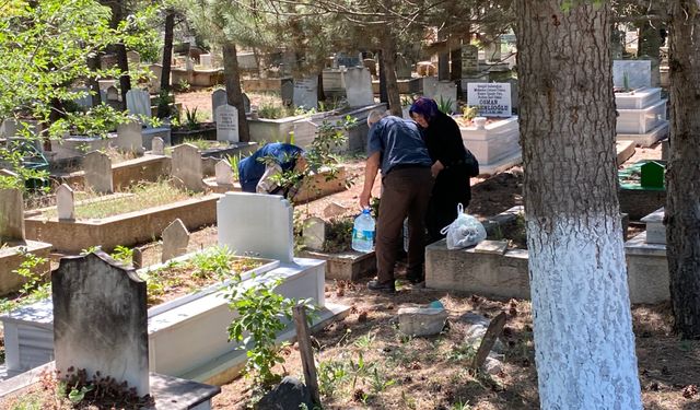 Eskişehir mezarlıkları bayram ziyaretçileriyle doldu!