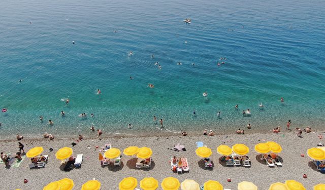 Antalya’da termometreler 37 dereceyi gördü, sahiller doldu taştı!