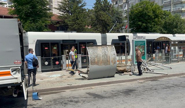 Eskişehir tramvay durağında kaza: Felaketten dönüldü